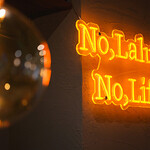 路地裏ピッツァバル ピーラルフ - 内観一部（こだわりのネオン）