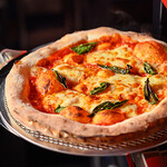 路地裏ピッツァバル ピーラルフ - 窯焼きマルゲリータ　焼き上がり