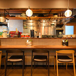 路地裏ピッツァバル ピーラルフ - 生花の並ぶこだわりのカウンター席