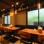 路地裏ピッツァバル ピーラルフ - ネオンの光るテーブル席