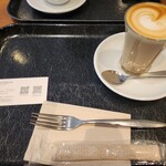 Paul Bassett 新宿 - フラットホワイト