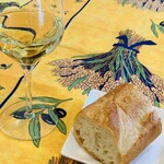 びすとろぽたじぇ - 白ワインとバゲット