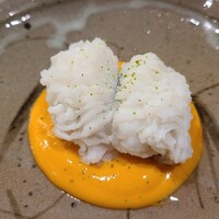 澤田 - ⑥骨折り湯引き鱧(兵庫県淡路島由良産)、削り青柚子皮掛け、鱧出汁&煮玉葱入り黄身酢添え
                    淡路島の大阪湾側は砂の肌理が細かいので、砂に潜る鱧の皮も骨も軟らかい、だからより大きい個体が使え、旨みもしっかり