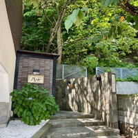 ステーキ円山 - 緑に囲まれた閑静な佇まい