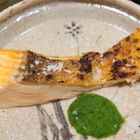 澤田 - ⑯炭火焼き時鮭(ときしらず、白鮭、北海道噴火湾産、ベーリング海に行かず北海道付近を回遊)、蓼酢添え
                    背身はふっくら、腹身はパリッと焼き上げてあり抜群の火入、脂がのる時鮭の良さを引き出す焼きの技術に感服