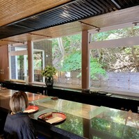 ステーキ円山 - 緑が眩しい開放的でシックな店内です