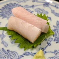 澤田 - 皮&筋外しの磨き太刀魚の棒造り(産地聞き忘れ、2日寝かせ)、煎り酒と太刀魚&鱧の出汁醤油添え
                    皮と筋を取り外した磨き太刀魚は雑味無く清んだ脂の旨み、滑らかな舌触り
                    冬は脂が濃くなりもっと美味しい！