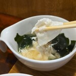 キッチン ブルー グローブ - 卵スープは白身が固まっています