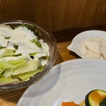 キッチン ブルー グローブ - サラダ、お新香のアップ