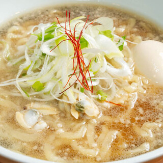 【ランチ限定】本格的なスープが人気の「貝だしラーメン」も必見