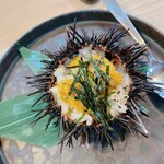 割烹 むら山 - イガウニ飯の殻焼き