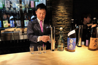 杜若 - その時々の蔵出しの日本酒が楽しめるカウンターに設置された日本酒のサーバー！