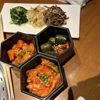 蕃 YORONIKU - キムチの盛り合わせおよび3種のナムル