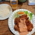 鳥心 - ビール小とともに、さくさくのチキンを。ご飯は普通で。　カウンターに座りましたが、大盛りご飯オーダーされている方結構いらっしゃいました。