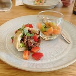 Restaurant Koo - 前菜！サーモンはスモークの風味が豊か！