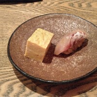 築地青空三代目 大名古屋ビルヂング店 - あらと玉子焼き。玉子焼きはやや甘め