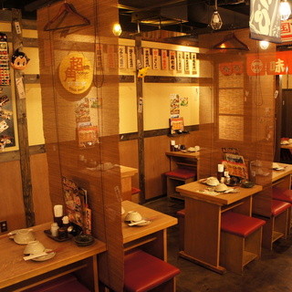 A retro space where you can enjoy yourselves ♪ We have a variety of seats available.