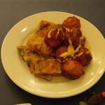 福山ニューキャッスルホテル ビアホール - 我が友人が「たこ焼き他」盛って来たお皿(2024.07.14)