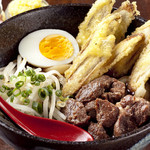 蛙屋 - サクッと揚げたごぼうとお肉がマッチ『肉ごぼう天うどん』