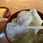 酒場 こだまり - 汁物は塩味の水炊き風
鶏のつくねに喜ぶ