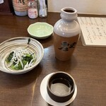 庄や - 日本酒大徳利〔常温〕、お通し〔ほうれん草おひたし〕