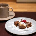 ARMONICO - シュークリーム　 フロランタンサブレ　 ヘーゲルナッツを使ったオペラ　 木苺のタルトレット