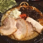 丸め - 海老辛醤らーめん！

ここでは、これが定番になってきたなぁ

チョット今日は麺が硬めだった。

キリッとした醤油は効いていた。