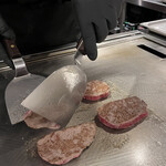 WHITE CROWN 精肉店 - ステーキ焼いてるところ