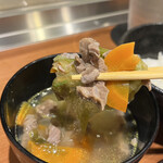 WHITE CROWN 精肉店 - スープに牛すじ！