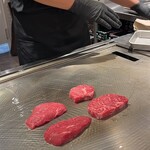 WHITE CROWN 精肉店 - ステーキ焼いてるところ