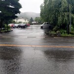 なかや 桑風庵 - 店の向かいにある駐車場。通りは坂で車がぶっ飛ばしているこで、渡る時に要注意です。