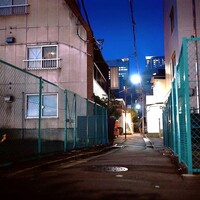 大久保通りから細道を入っていただきます。