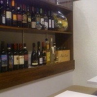 カロッツァ - 店内は狭いけれど落ちつく空間です