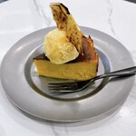 RAD BROS CAFE - マンゴーとバナナのバスクチーズケーキ