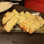 アロマズ オブ インディア - チーズナン