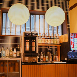100種飲み放題のドリンクバー。オリジナルドリンクも作り放題