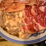 焼肉 まる屋 - まる屋セット　カルビ、ロース、ホルモン混合　（塩タンは別皿）