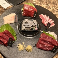 馬刺しと焼き鳥 グルマン三年坂 - 