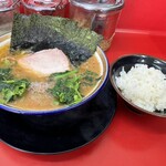 家系ラーメン王道 いしい - 豚骨醤油ラーメン青菜乗せと小ライス