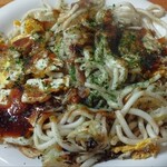 お好み焼き 得 - うどん肉卵。ハーフにすれば良かった