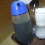 幸楽 - 学生食堂のようなソースさし