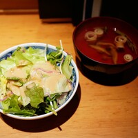 赤坂 金舌 - サラダとスープ（お吸い物）はおかわり可なので、直ぐに提供してくださいます
