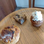 panis - 左から　かぼちゃマスカルポーネ大納言くるみ、アールグレイとチョコのスコーン、キャロットケーキ