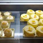 オールデイダイニング カリフォルニア - 桃とフロマージュブランのムース、マンゴーロールケーキ