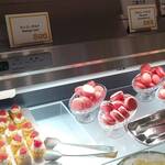 オールデイダイニング カリフォルニア -  グレープフルーツとマスカルポーネのタルト、イチゴマカロン