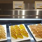 オールデイダイニング カリフォルニア - ダックワーズ　プラリネ、マンゴー、桃