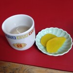 のり一 - 付け合わせの漬物とお茶　お茶は昆布茶で、これまたホッとする優しい味わいです