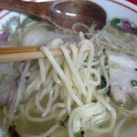 のり一 - 近頃あまり見かけない（？）中太のツルツルした麺　このお店のあっさりしたラーメンにはピッタリな食感です。