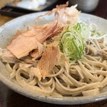 あみだそば はなれ - サイズ小でも平打ち麺なので、しっかりした噛みごたえ。削りたての鰹節の香りがアクセントに。