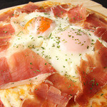 意大利产生火腿和半熟鸡蛋的披萨